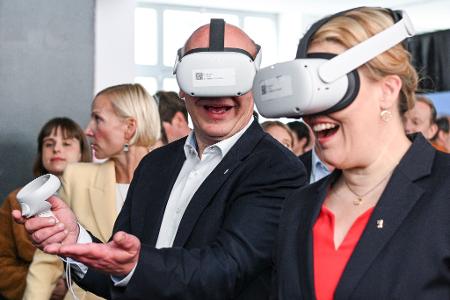 Berlins Regierender Bürgermeister Kai Wegner (CDU) und Wirtschaftssenatorin Franziska Giffey (SPD) sehen Berlin als wichtigsten Gaming-Standort Deutschlands. Berlins Regierender Bürgermeister Kai Wegner (CDU) und Wirtschaftssenatorin Franziska Giffey (SPD) sehen Berlin als wichtigsten Gaming-Standort Deutschlands.