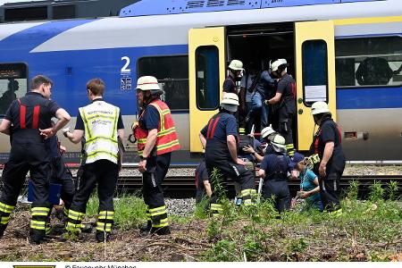 Einsatzkräfte der Feuerwehr München bei der Evakuierung eines Regionalzuges. Einsatzkräfte der Feuerwehr München bei der Evakuierung eines Regionalzuges.