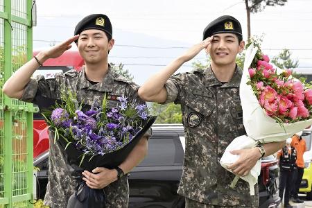 Reunion rückt näher: BTS-Stars RM und V beenden Militärdienst Reunion rückt näher: BTS-Stars RM und V beenden Militärdienst