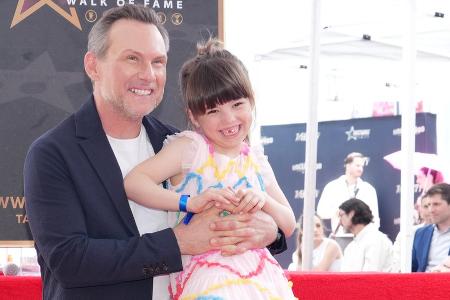 Mit beiden Töchtern: Christian Slater erhält seinen Stern Mit beiden Töchtern: Christian Slater erhält seinen Stern