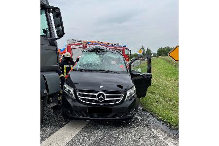 Trotz Vollbremsung konnte der Lastwagenfahrer eine Kollision mit dem Auto nicht mehr verhindern.
Foto: Polizei Minden-Lübbecke Trotz Vollbremsung konnte der Lastwagenfahrer eine Kollision mit dem Auto nicht mehr verhindern.
Foto: Polizei Minden-Lübbecke
