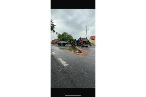 Verkehrsunfall nach Vorfahrtsverstoß fordert zwei Verletzte und hohen Sachschaden