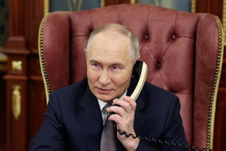 Kremlchef Putin telefoniert noch gern mit einem Schnurtelefon, für Russen mit Smartphone soll es aber neue Services unter staatlicher Aufsicht geben. (Archivbild) Kremlchef Putin telefoniert noch gern mit einem Schnurtelefon, für Russen mit Smartphone soll es aber neue Services unter staatlicher Aufsicht geben. (Archivbild)