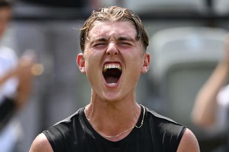 Justin Engel jubelt nach seinem Erstrunden-Sieg beim ATP-Turnier. Der 17 -Jährige hatte ssein erstes Profi-Match auf Rasen gespielt.