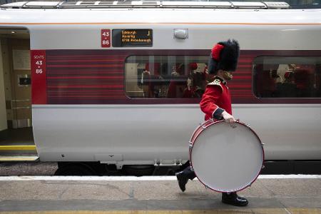 Mitglieder der Coldstream Guards, die ihre scharlachroten Tuniken und Bärenfellmützen tragen, besteigen am Bahnhof King's Cross in London einen LNER-Zug, mit dem sie zum Geburtsort des Regiments in Berwick-upon-Tweed fahren, wo sie an einer Parade durch die Stadt teilnehmen werden, um den 375. Jahrestag ihrer Gründung am 10. Juni 1650 zu feiern.