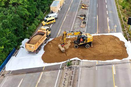 Arbeiter bereiten die Baustelle für den Brückenabriss am Damaschkeplatz in Magdeburg vor und errichten ein Fallbett zum Schutz der Straße (Luftaufnahme mit einer Drohne). Die Bauarbeiten erfolgen bis Ende Juni.