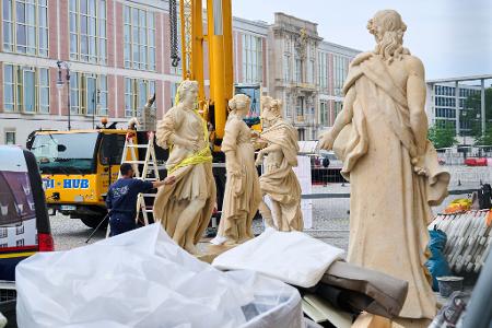 Die Figuren für die Fassade des Humboldforums in Berlin werden für den Transport auf das Dach mit einem Kran vorbereitet. Mit dem Aufstellen von insgesamt 19 Balustradenfiguren ist das Humboldt Forum baulich fertiggestellt. 