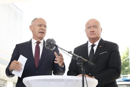 Österreichs Innenminister Gerhard Karner (l.) und Bundeskanzler Christian Stocker geben Details zum Amoklauf bekannt.