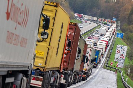 Bislang werden die meisten Lkw mit Diesel betrieben. (Archivbild) Bislang werden die meisten Lkw mit Diesel betrieben. (Archivbild)