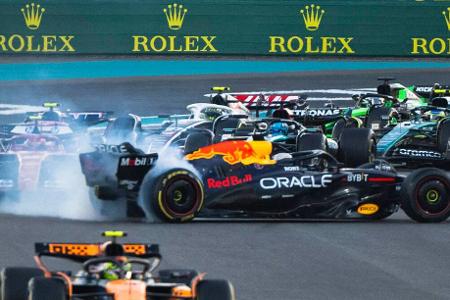 Abu-Dhabi-GP 2024: Verstappen gegen Oscar Piastri - Verstappen steht beim Saisonfinale längst als Weltmeister fest und hat nichts zu verlieren - McLaren dagegen schon. Umso bemerkenswerter, wie eiskalt der Holländer Oscar Piastri in Kurve 1 abräumt. Der Australier fällt weit zurück, wird nur Zehnter, McLaren rettet die Konstrukteurs-WM nur um Haaresbreite ins Ziel. Verstappen kassiert für die Aktion die nächste 10-Sekunden-Strafe.