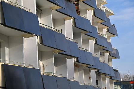 Balkonkraftwerke boomen - inzwischen gibt es eine Million der kleinen Solaranlagen. Balkonkraftwerke boomen - inzwischen gibt es eine Million der kleinen Solaranlagen.