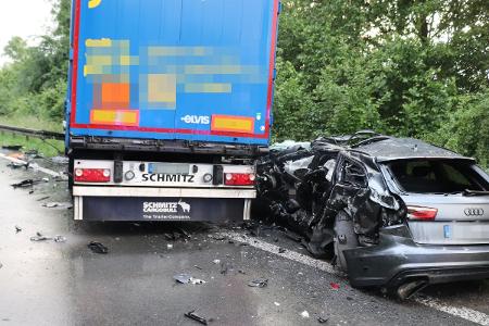Die beiden stark beschädigten Fahrzeuge. Die beiden stark beschädigten Fahrzeuge.