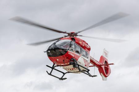 Mit einem Rettungshubschrauber wird das Mädchen in eine Kinderklinik gebracht. (Symbolbild) Mit einem Rettungshubschrauber wird das Mädchen in eine Kinderklinik gebracht. (Symbolbild)