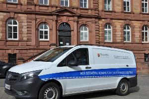Einbruchschutz - Präventionsexperten der Polizei mit Sicherheitsmobil auf dem Exe