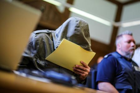 Abu Walaa, verurteilter IS-Terrorist und früherer IS-Statthalter in Deutschland, scheitert mit Klage gegen seine Ausweisung. Abu Walaa, verurteilter IS-Terrorist und früherer IS-Statthalter in Deutschland, scheitert mit Klage gegen seine Ausweisung.