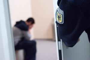 Ein verurteilter Dieb im Zug, ein Diebespaar im Auto/ Bundespolizei vollstreckt drei Haftbefehle