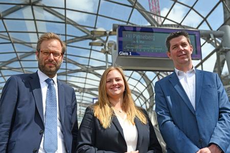 Der Hamburger Verkehrssenator Tjarks von den Grünen (hier links im Bild) schaut in die Kamera. 