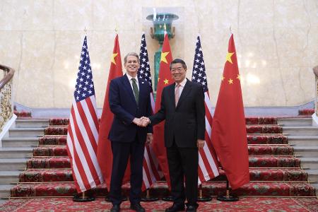 US-Finanzminister Bessent und sein chinesischer Amtskollege He sprachen diesmal über Handelsbeschränkungen. 
