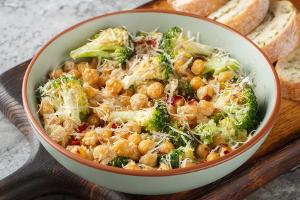 Brokkoli-Kichererbsen-Pfanne mit Parmesan