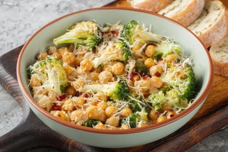Brokkoli-Kichererbsen-Pfanne mit Parmesan