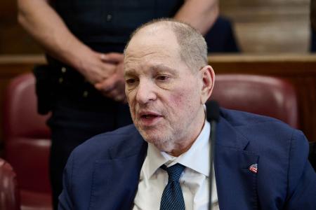 Harvey Weinstein spricht mit Pressefotografen im Strafgericht von Manhattan, während die Geschworenen in seinem Wiederaufnahmeverfahren beraten. Der frühere Hollywood-Produzent ist in einem neu aufgerollten Strafprozess erneut für schuldig befunden worden - allerdings nur teilweise.