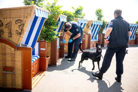 Sicherheitsvorkehrungen: Einsatzkräfte der Polizei kontrollieren die Strandkörbe vor dem Eingang zum Austragungsort der Innenministerkonferenz .