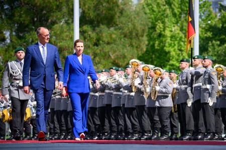 Im Gleichschritt: Mette Frederiksen, Ministerpräsidentin von Dänemark, wird von Bundeskanzler Friedrich Merz mit militärischen Ehren vor dem Bundeskanzleramt begrüßt.