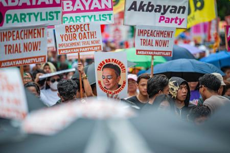 Menschen marschieren zum Senat der Philippinen, um zu protestieren und die Vizepräsidentin Duterte anzuklagen.