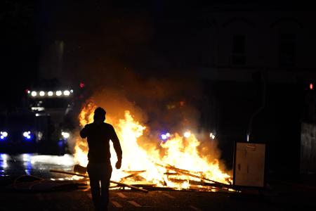 Menschen protestieren in Ballymena in Nordirland wegen des Verdachts der versuchten Vergewaltigung eines Mädchens.