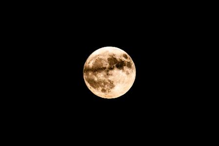 Der sogenannte Erdbeermond über dem Schluchsee in Baden-Württemberg.