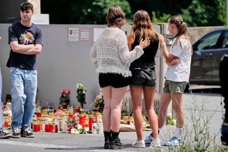 Neun Jugendliche und eine Lehrerin wurden erschossen. Der Täter beging Suizid. Neun Jugendliche und eine Lehrerin wurden erschossen. Der Täter beging Suizid.