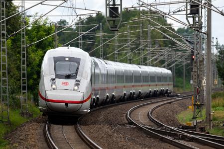 Auf der Strecke zwischen Berlin und Hamburg soll es künftig lückenlos 5G-Mobilfunk geben (Archivbild). Auf der Strecke zwischen Berlin und Hamburg soll es künftig lückenlos 5G-Mobilfunk geben (Archivbild).