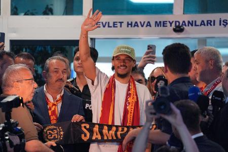 Am Flughafen: Sané begeistert in Istanbul empfangen Am Flughafen: Sané begeistert in Istanbul empfangen
