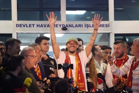 Nationalspieler Leroy Sane kommt am Flughafen in Istanbul an und wird von Fans empfangen.