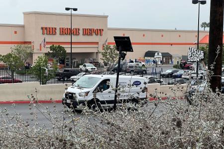 Der Baumarkt in Paramount steht inmitten des Gebiets, dass sich schnell mit Demonstranten füllte.
