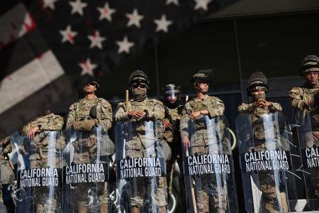 Soldaten der Nationalgarde beschützen in Los Angeles Einrichtungen des Bundes - und schon bald ihre Zahl verdoppelt werden.