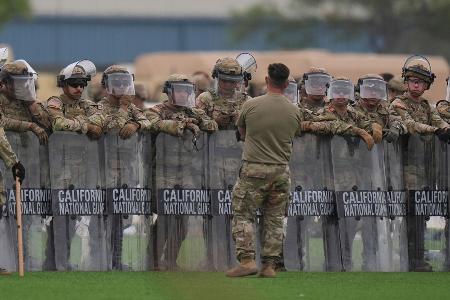 Trump wird vorgeworfen, auf vereinzelte und zumeist friedliche Proteste mit einer Übermacht des Staates zu reagieren.