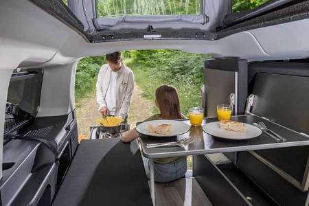 Durchschuss, Heckküche, Mann, Kochen