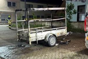 Anhänger in Brand gesetzt - Polizei sucht Zeugen
