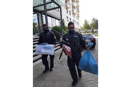 Sichergestellte Beweismittel werden abtransportiert. Sichergestellte Beweismittel werden abtransportiert.
