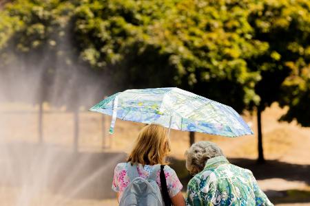Trinkroutine, Salzgebäck, Wasserspray: Hitzetipps für Ältere