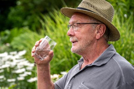 Mit dem Alter kann das Durstgefühl nachlassen: Regelmäßiges Trinken ist entscheidend, um Austrocknung zu vermeiden.