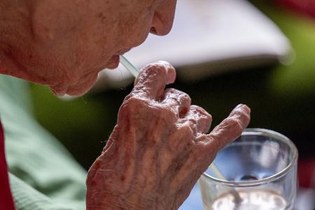 Trinkroutinen etablieren: Erinnerungen an das Trinken können helfen, ausreichend Flüssigkeit aufzunehmen.