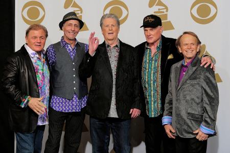 Nicht immer ging es bei den Beach Boys harmonisch zu. Brian Wilson (M) und sein Cousin Mike Love (2. v. r.) begegneten sich auch vor Gericht. (Archivfoto)