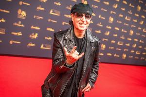 Scorpions-Frontmann Klaus Meine spielt im Kinofilm "Superbuhei" mit