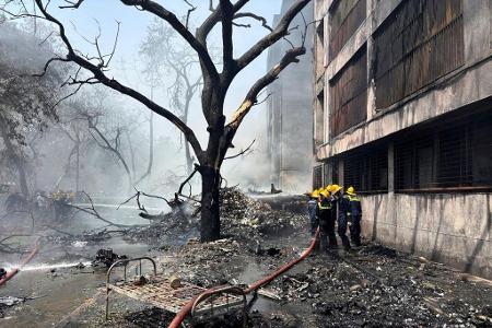 Feuerwehrleute arbeiten an der Absturzstelle.