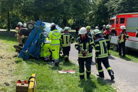 Feuerwehr Bonn im Einsatz - Person unter Traktor eingeklemmt Feuerwehr Bonn im Einsatz - Person unter Traktor eingeklemmt