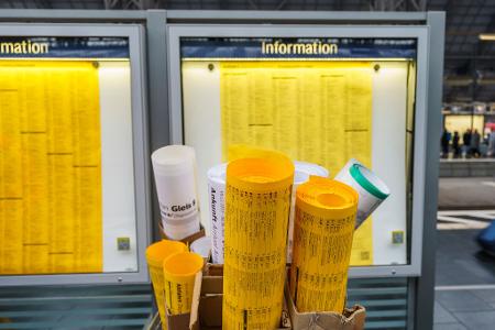 Vor einem guten halben Jahr hat die Bahn schon mal einen Rückzieher gemacht: Nach heftiger Kritik blieben die weißen Ankunftspläne an Bahnhöfen hängen. (Archivbild)