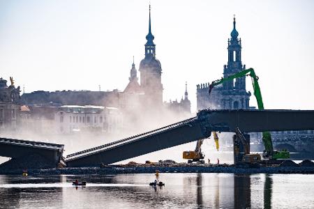 Der Brückenzug B der Carolabrücke in Dresden ist bei den Abrissarbeiten eingestürzt.