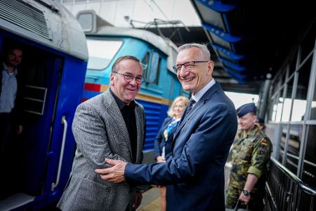 Boris Pistorius (SPD, l), Bundesminister der Verteidigung, kommt am Morgen mit einem Sonderzug am Hauptbahnhof in Kiew an und wird von Martin Jäger, deutscher Botschafter in der Ukraine begrüßt. 